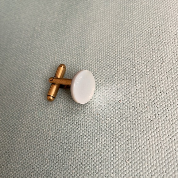Authentic Gucci Mother of Pearl Replacement Cufflink - Picture 4 of 8